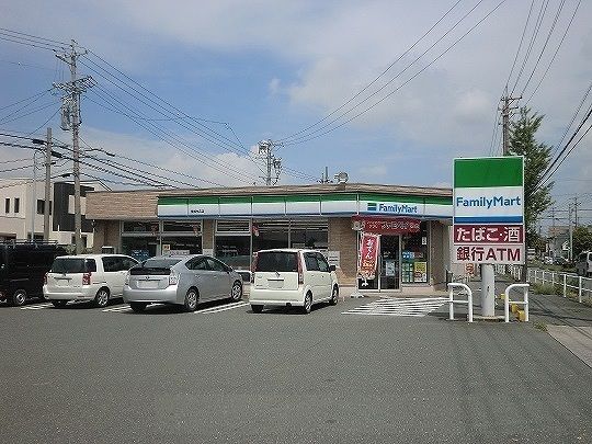 コンビニ　ファミリーマート（コンビニ）まで800m