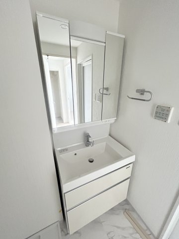 洗面設備　明るい洗面所です