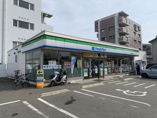 コンビニ　ファミリーマート（コンビニ）まで413m