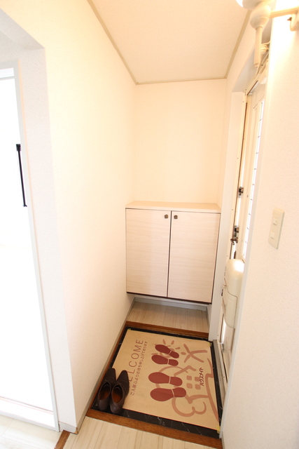 玄関　※別室参考写真。玄関部分は広々しておりますよ♪