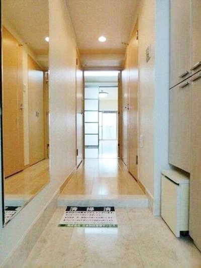 玄関　【陽当たり良好なお部屋です！】