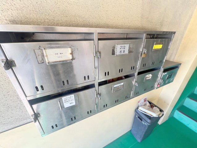 ロビー　ロビーにある各部屋毎のメールボックス。