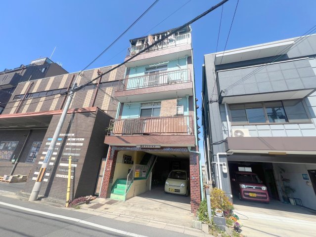建物外観　どこか懐かしさを感じさせてくれる暖かみのある建物です。