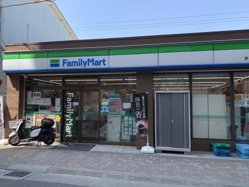 コンビニ　ファミリーマート 茅ヶ崎駅南口店（コンビニ）まで306m