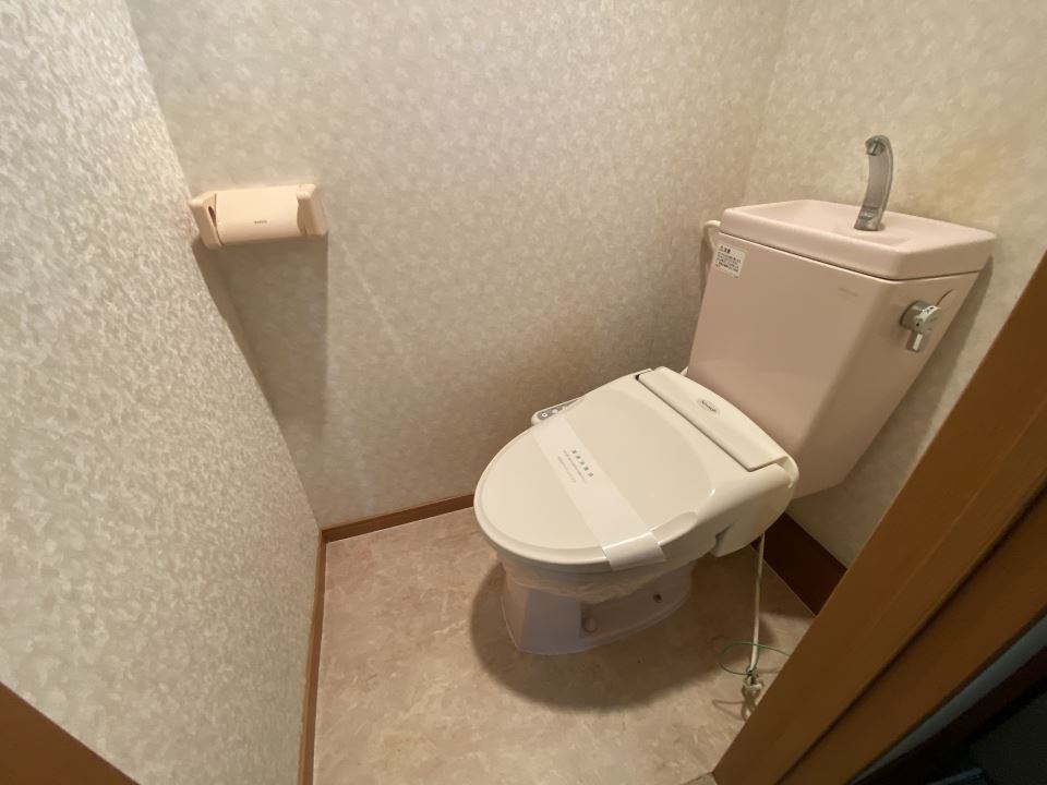 トイレ　温水洗浄便座付きです