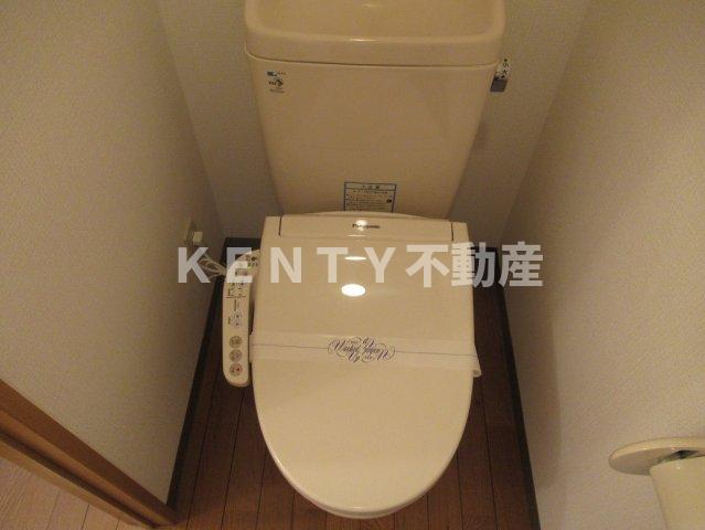 トイレ　落ち着いた色調のトイレです