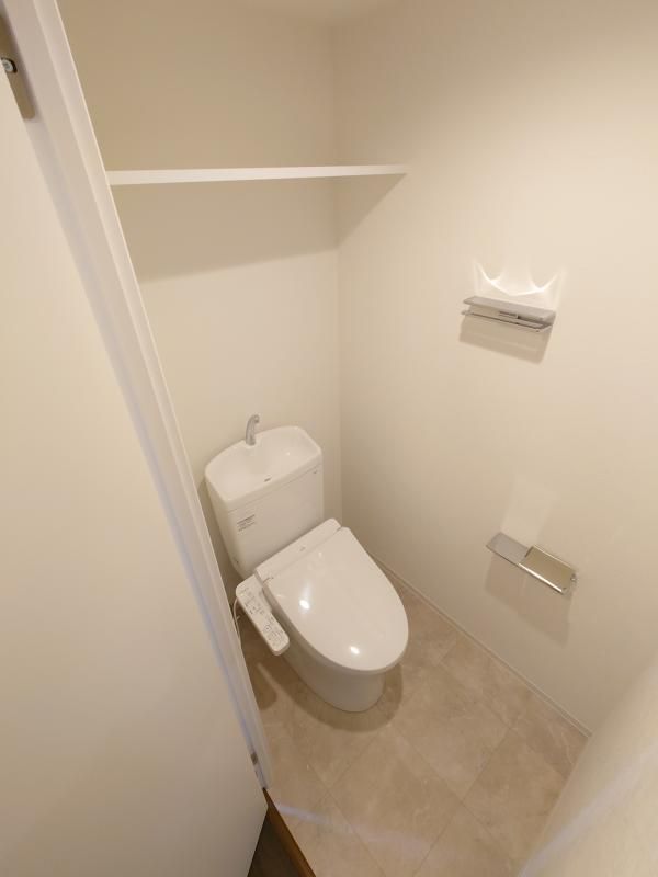 トイレ　落ち着いた色調のトイレです
