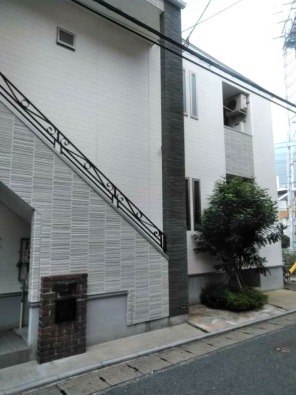 エントランス　大通りから少し入った閑静な住宅街です