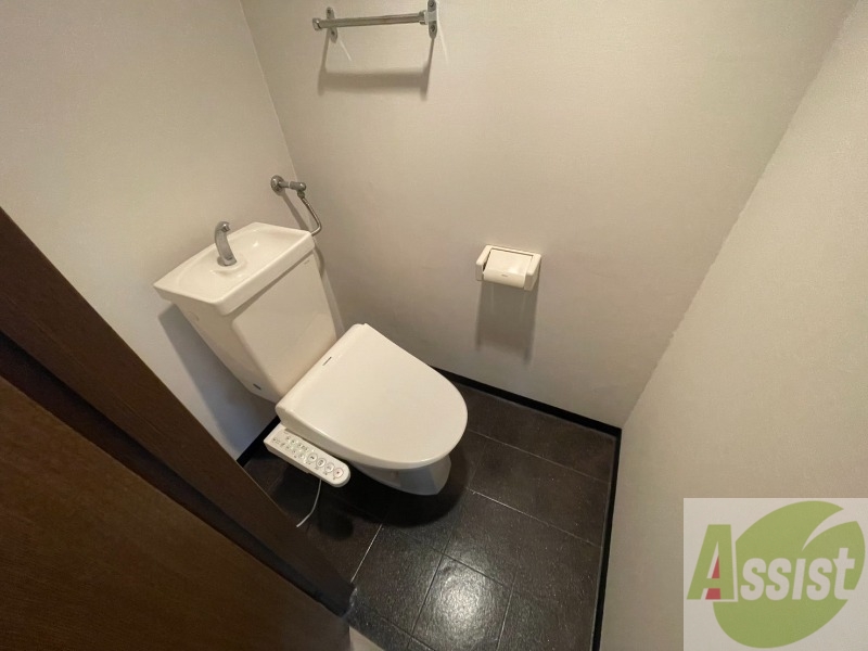 トイレ　ウォシュレット機能がついたトイレです。安心して使用できます。