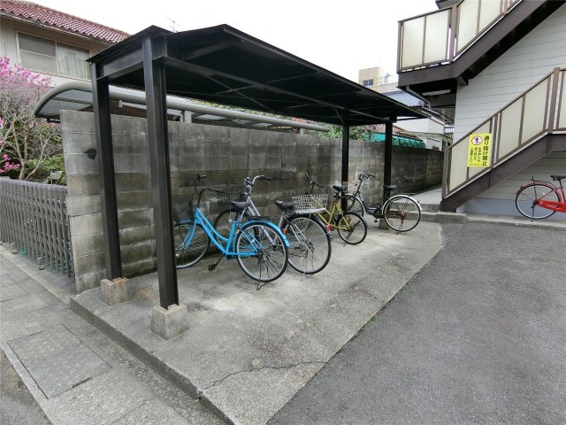 その他共有部分　雨の日も安心の屋根付き駐輪場♪