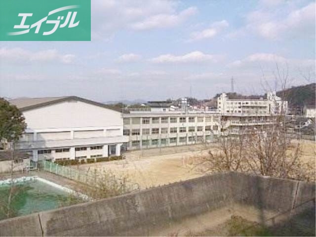 中学校　倉敷市立東中学校（中学校）まで898m