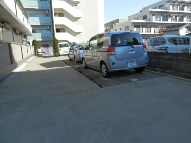 駐車場　敷地内駐車場あり
