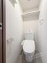 トイレ　人気アイテムの温水洗浄便座。清潔感のあるトイレです。