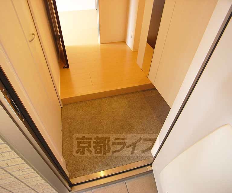 玄関　玄関ドアを開けたところ。右手に大きな収納が