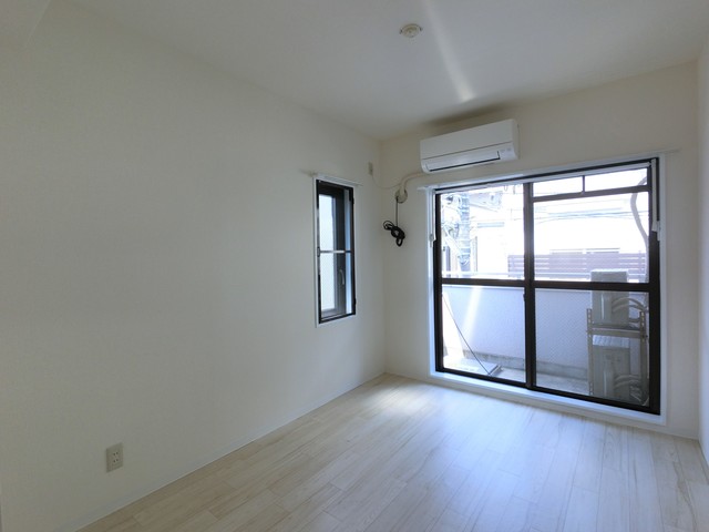 居室・リビング　２面採光なので、明るく風通しのよい過ごしやすいお部屋です♪