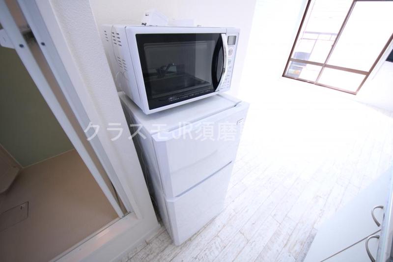 収納　電子レンジと冷蔵庫がついています。