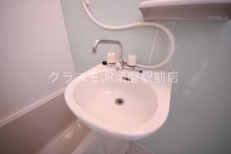 洗面設備　小さな洗面台があります。