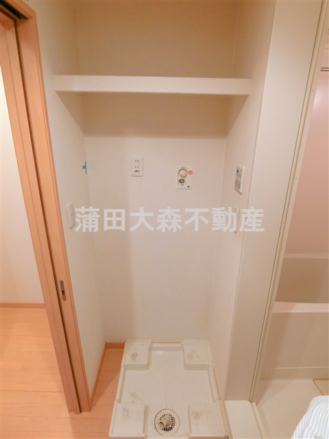 その他設備　棚付きの室内洗濯機置場