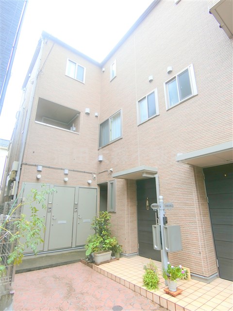 建物外観　2007年11月築　木造地上2階建て総戸数4戸の賃貸アパート