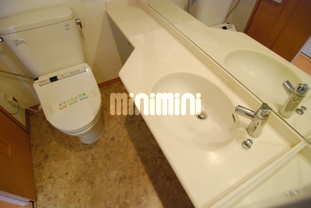 洗面設備　日差しの入る明るいお部屋です