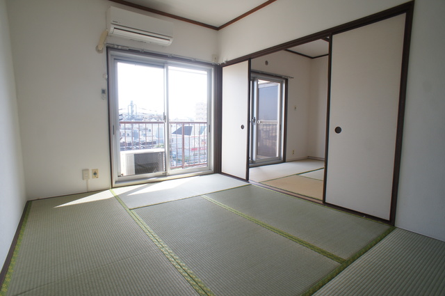 居室・リビング　南向きで日当たり良好なお部屋！暖かな日差しが入ります♪