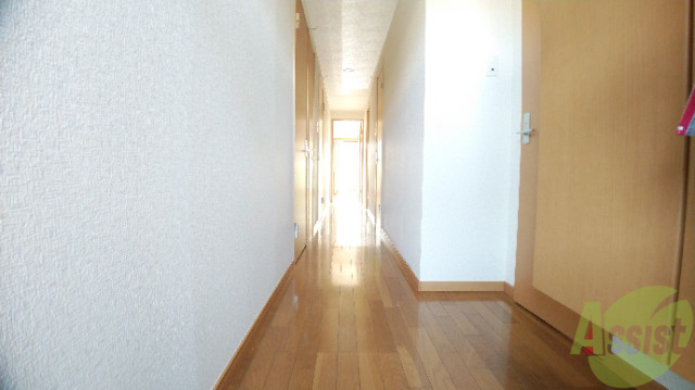 玄関　玄関からの通路はとても明るい印象。リラックスできますね。
