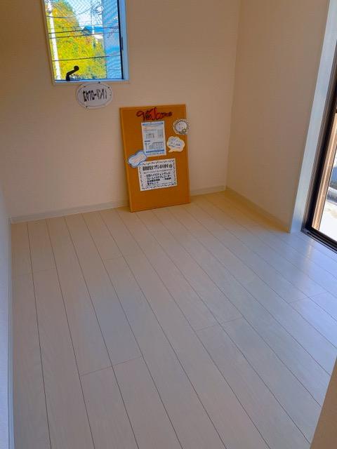 居室・リビング　白を基調とした落ち着いた空間です。
