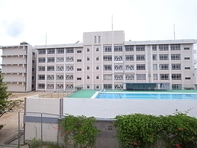 中学校　伊丹市立荒牧中学校（中学校）まで2052m