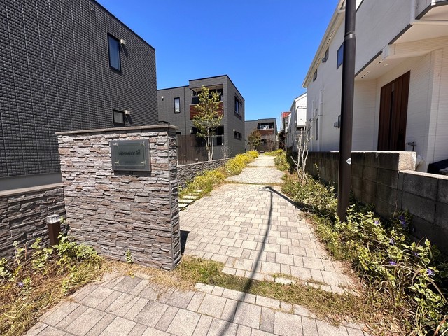 エントランス　★入口から奥まっている為、人目が気になりづらい立地