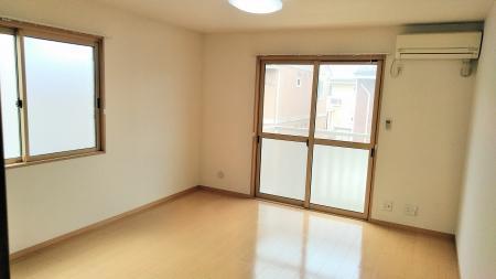 居室・リビング　二方向に窓があるのでお部屋が明るくなりますね