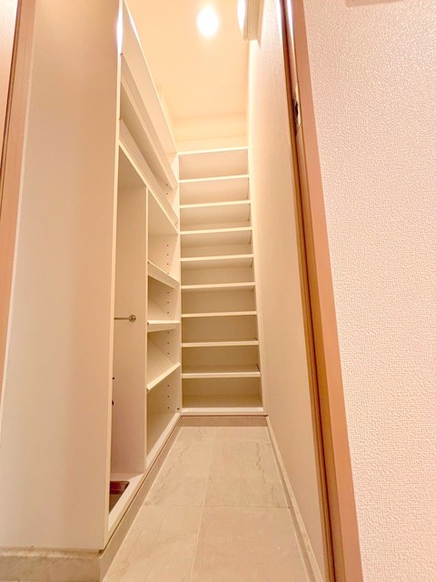 収納　シューズインクロゼット　たくさん靴が収納できます。