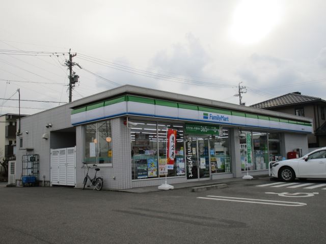 コンビニ　ファミリーマート（コンビニ）まで520m