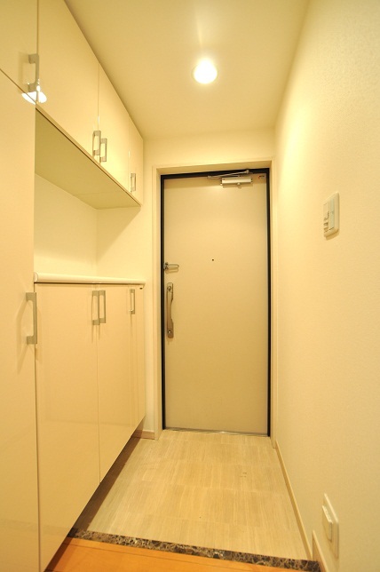 玄関　※別部屋の参考写真です。