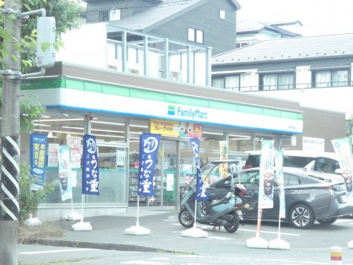 コンビニ　ファミリーマート（コンビニ）まで989m