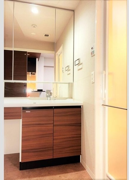 洗面設備　※写真は同じマンションの違う部屋のものになります。