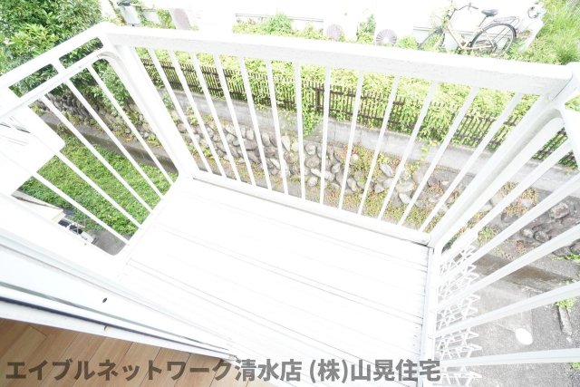バルコニー　暖かな日差しのふりそそぐバルコニー