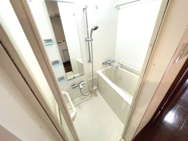バス・シャワールーム　(参考)同マンション反転間取り他部屋の写真