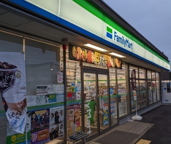 コンビニ　ファミリーマート 上尾原市西店（コンビニ）まで1526m