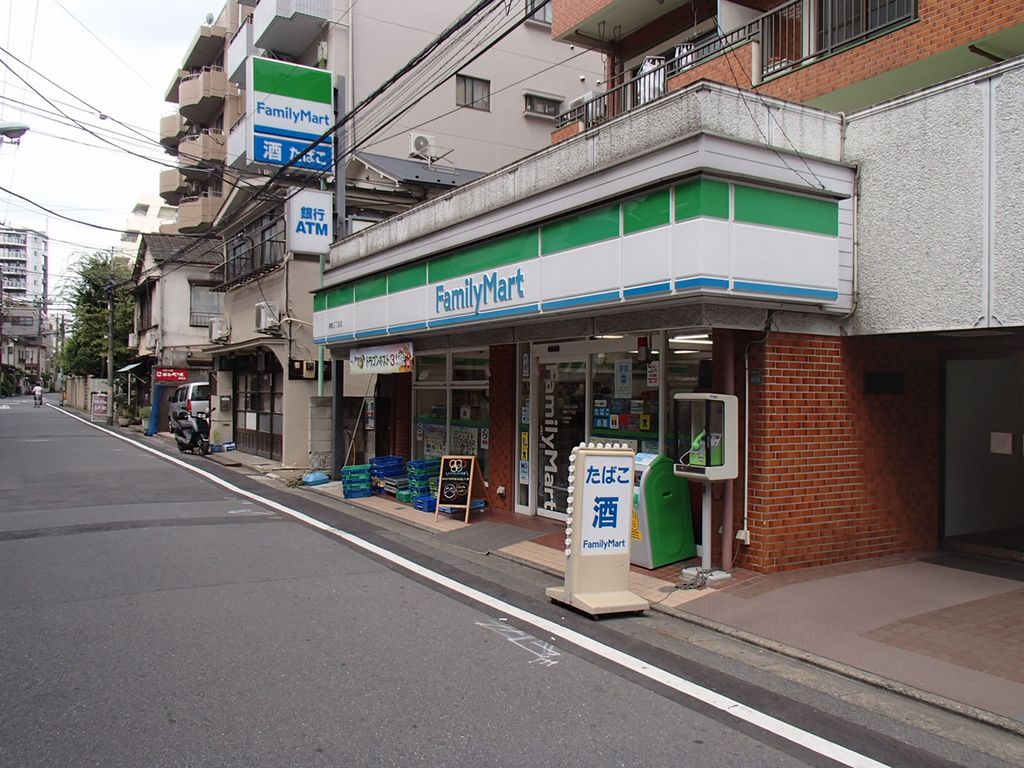 コンビニ　ファミリーマート巣鴨三丁目店（コンビニ）まで130m