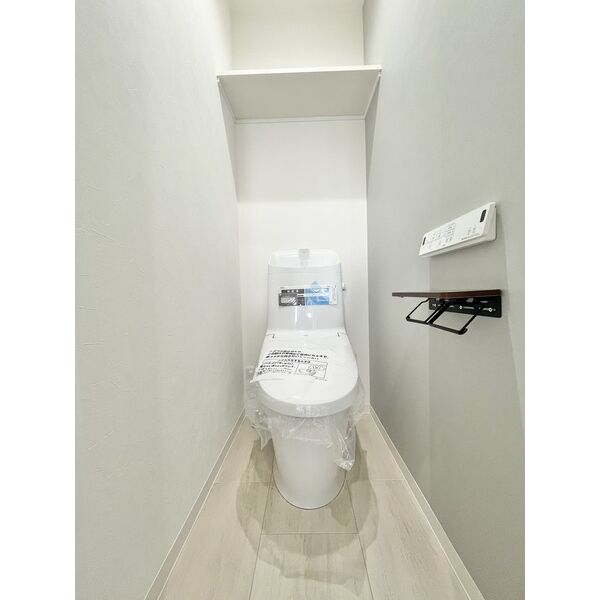 トイレ　温水洗浄便座付きのトイレです♪