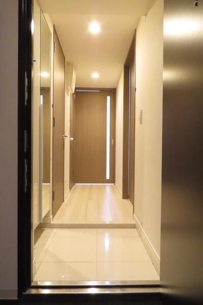 玄関　写真は同タイプ住居です。