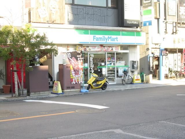コンビニ　ファミリーマート（コンビニ）まで700m