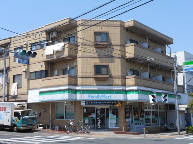 コンビニ　ファミリーマート（コンビニ）まで250m