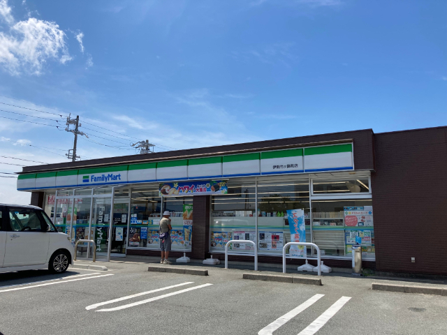 コンビニ　ファミリーマート伊勢竹ケ鼻町店（コンビニ）まで351m