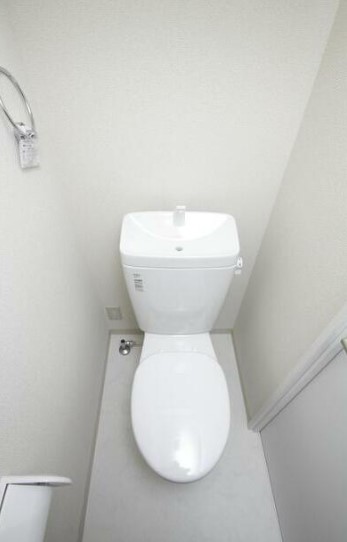 京急大師線 港町駅 徒歩3分 4階建 築13年のトイレ写真