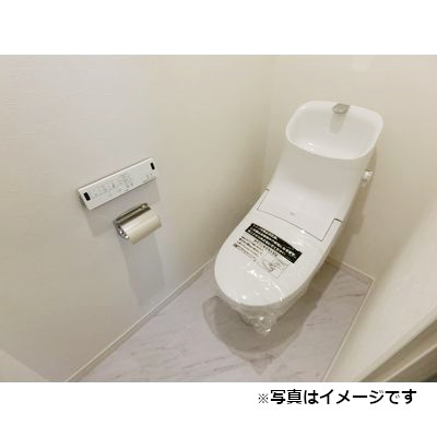 トイレ　明るい色調の室内です