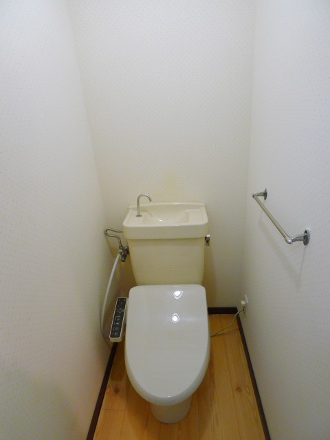 地下鉄鶴舞線 川名駅 徒歩3分 3階建 築39年のトイレ写真