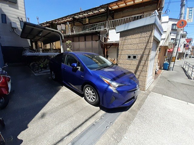 駐車場　駐車場があるので、車を買う予定の方も安心です