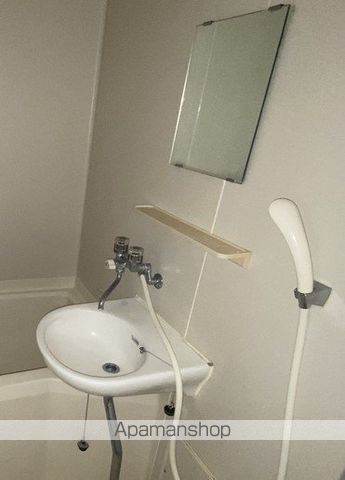 ブルーライン 新羽駅 徒歩15分 4階建 築38年のトイレ写真