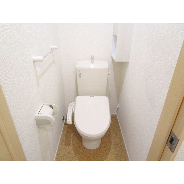 トイレ　気遣いを感じる棚やホルダー